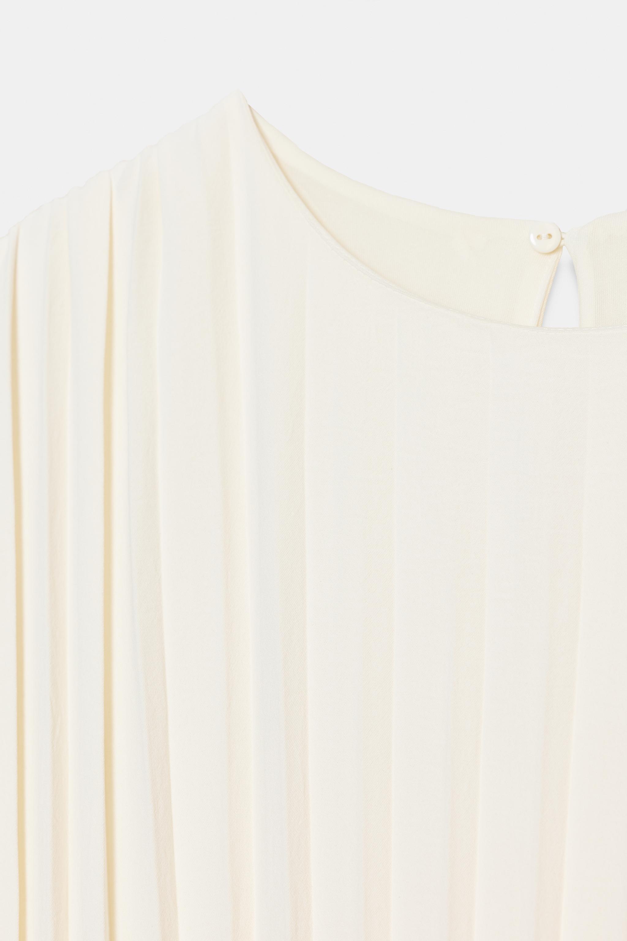 ROBE MI-LONGUE PLISSÉE AVEC CEINTURE